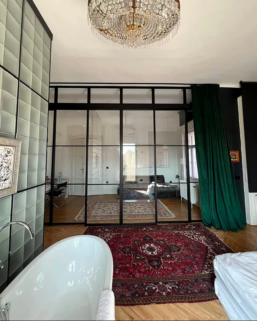 Glass wall with transom, Budapest